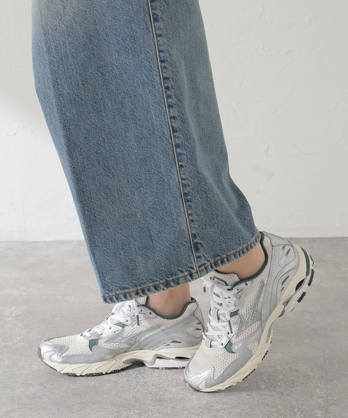 IENA(イエナ)の「MIZUNO/ミズノ Wave Rider 10 スニーカー(スニーカー・レディース・ホワイト/チャコールグレー・23cm/23.5cm/24cm/24.5cm/25cm)」の12枚目の写真
