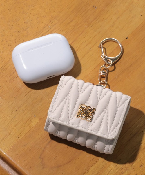 ALTROSE（アルトローズ）の「AirPodsケース  キルト ポーチ イヤホンケース バッグチャーム  AirPods ロージア（ヘッドフォン/イヤホン・レディース・ピンク/ブルー/ブラック/アイボリー/グレイッシュベージュ・FREE）」の2枚目の写真