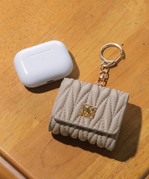 ALTROSE（アルトローズ）の「AirPodsケース  キルト ポーチ イヤホンケース バッグチャーム  AirPods ロージア（ヘッドフォン/イヤホン・レディース・ピンク/ブルー/ブラック/アイボリー/グレイッシュベージュ・FREE）」の3枚目の写真