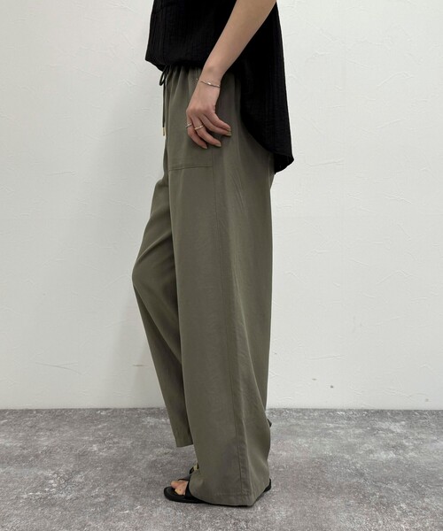 fredy emue(フレディエミュ)の「シルキーリネンイージーパンツ(その他パンツ・レディース・ベージュ/ネイビー/カーキ/ブラック・38/36)」の17枚目の写真