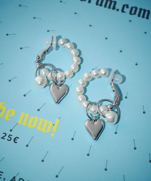 GOLDY(ゴールディ)の「パール ライン × ハート フープ イヤリング(イヤリング・レディース・ゴールド/シルバー・FREE)」の2枚目の写真