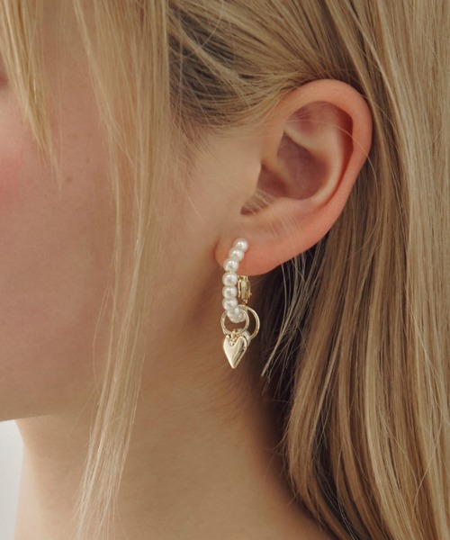 GOLDY(ゴールディ)の「パール ライン × ハート フープ イヤリング(イヤリング・レディース・ゴールド/シルバー・FREE)」の1枚目の写真