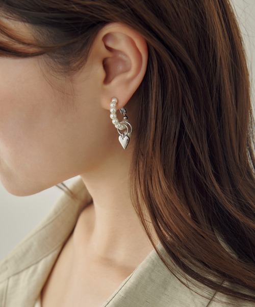 GOLDY(ゴールディ)の「パール ライン × ハート フープ イヤリング(イヤリング・レディース・ゴールド/シルバー・FREE)」の5枚目の写真