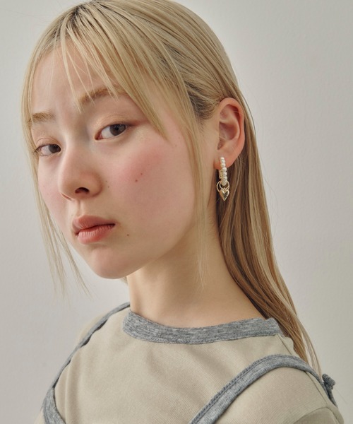 GOLDY(ゴールディ)の「パール ライン × ハート フープ イヤリング(イヤリング・レディース・ゴールド/シルバー・FREE)」の6枚目の写真