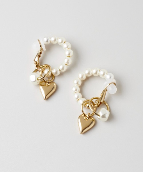 GOLDY(ゴールディ)の「パール ライン × ハート フープ イヤリング(イヤリング・レディース・ゴールド/シルバー・FREE)」の8枚目の写真