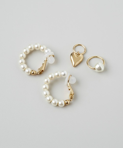 GOLDY(ゴールディ)の「パール ライン × ハート フープ イヤリング(イヤリング・レディース・ゴールド/シルバー・FREE)」の9枚目の写真