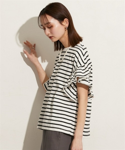 nissen（ニッセン）の「綿１００％　ショルダーフリルＴシャツ（Tシャツ/カットソー・レディース・オフホワイト/チャコール/ピンク/ブラック×ホワイト・M/L）」の2枚目の写真