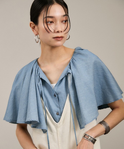 SALON adam et rope'(サロン アダム エ ロペ)の「【WEB限定】デニムフリルカラーノースリーブブラウス(シャツ/ブラウス・レディース・サックスブルー/ブルー系その他4・FREE)」の1枚目の写真