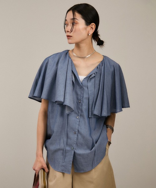 SALON adam et rope'(サロン アダム エ ロペ)の「【WEB限定】デニムフリルカラーノースリーブブラウス(シャツ/ブラウス・レディース・サックスブルー/ブルー系その他4・FREE)」の2枚目の写真