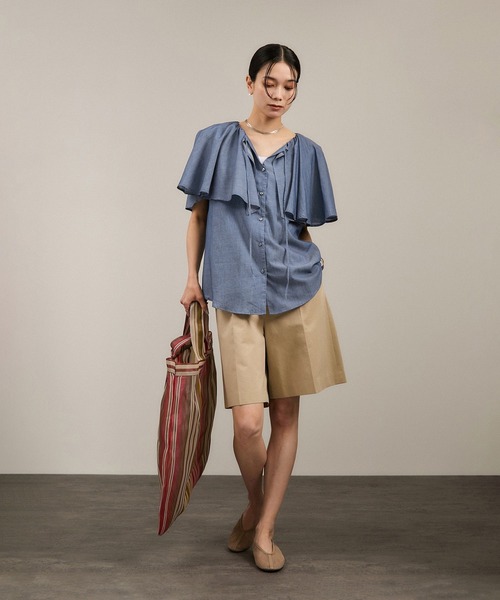 SALON adam et rope'(サロン アダム エ ロペ)の「【WEB限定】デニムフリルカラーノースリーブブラウス(シャツ/ブラウス・レディース・サックスブルー/ブルー系その他4・FREE)」の4枚目の写真