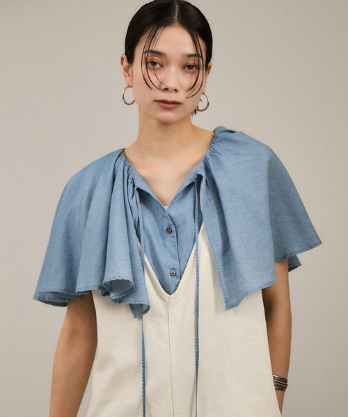 SALON adam et rope'(サロン アダム エ ロペ)の「【WEB限定】デニムフリルカラーノースリーブブラウス(シャツ/ブラウス・レディース・サックスブルー/ブルー系その他4・FREE)」の11枚目の写真