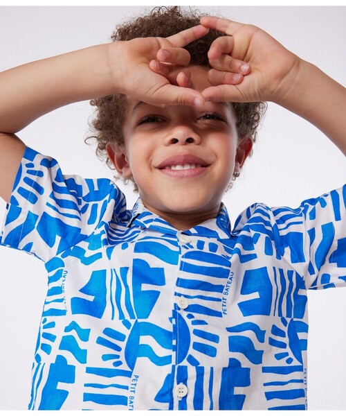PETIT BATEAU(プチバトー)の「半袖プリントシャツ(シャツ/ブラウス・キッズ・ホワイト×ブルー・6YEAR/8YEAR/10YEAR/12YEAR)」の2枚目の写真