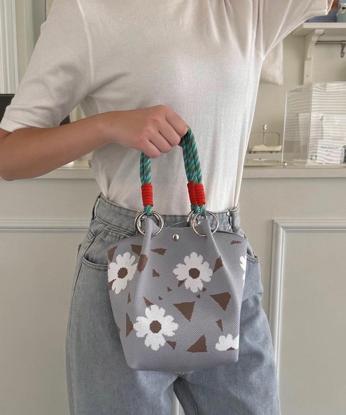 shopnikoniko（ショップニコニコ）の「コードストラップ カラフル ニットハンドバッグ（ハンドバッグ・レディース・グレー/ブルー/ピンク・フリー）」の2枚目の写真
