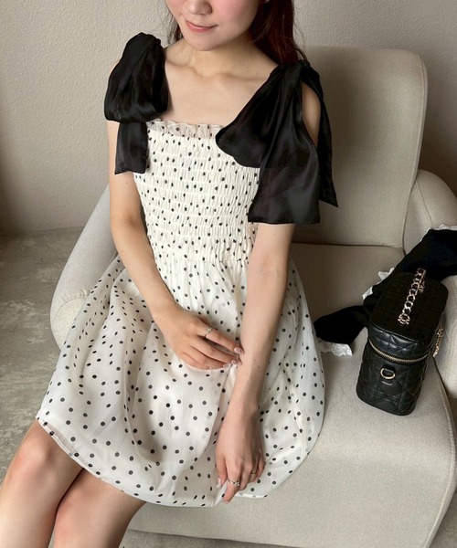 one after another NICE CLAUP(ワンアフターアナザーナイスクラップ)の「肩リボンシャーリングキャミチュニック(チュニック・レディース・ベージュ/チャコールグレー/アイボリー/ブラック・FREE)」の2枚目の写真