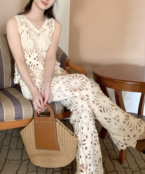 maison de LATIR(メゾンドラティール)の「【セットアップ】上品なクロシェ編みノースリーブ&ストレートパンツ(セットアップ・レディース・ホワイト/ベージュ・FREE)」の5枚目の写真