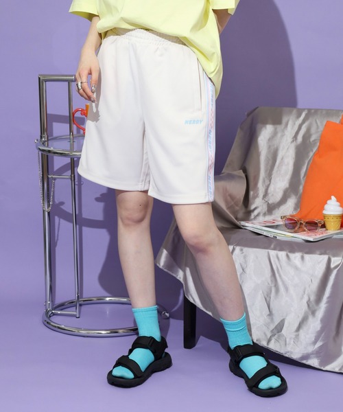 NERDY(ノルディ)の「チェッカーボードテープトラックハーフパンツ(その他パンツ・レディース・ブラック/イエロー/ホワイト・M/L/S)」の20枚目の写真