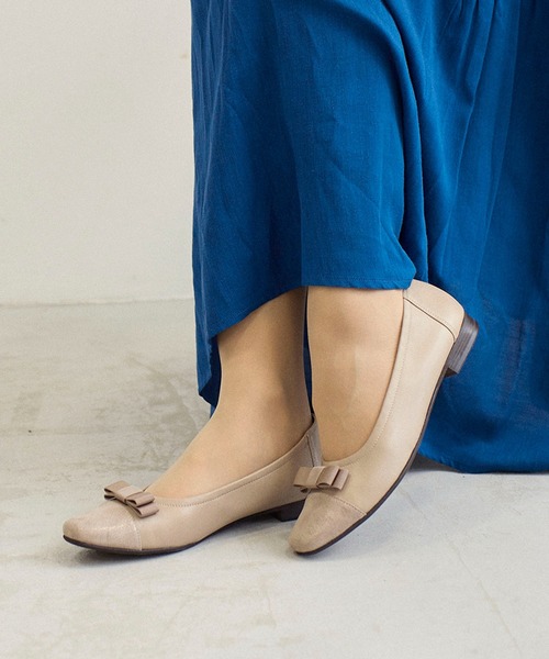 Riz raffinee(リズラフィーネ)の「リボン付きローヒールパンプス(パンプス・レディース・ブラック/ベージュ/グレー系その他4・23.5cm/22.5cm/23cm/24cm/24.5cm)」の1枚目の写真