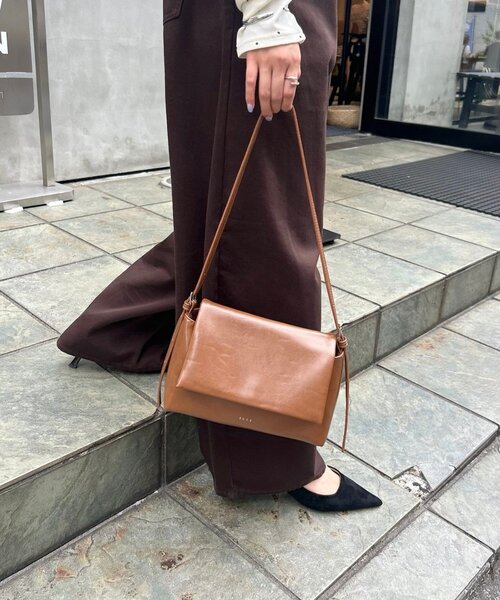 mystic（ミスティック）の「loti フラップショルダーBAG（ショルダーバッグ・レディース・キャメル/ブラック・ONE SIZE）」の12枚目の写真