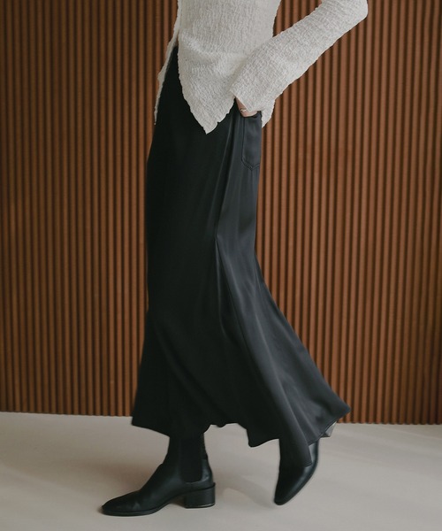 MANOF(マノフ)の「SATIN STITCH SKIRT(スカート・レディース・ベージュ/ブルー/ブラック・M/S)」の1枚目の写真