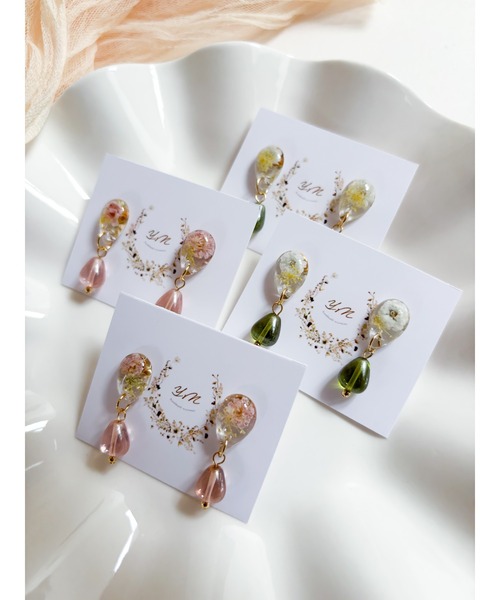tone(トーン)の「【YM】チェコガラスビーズ ドロップ×花レジン 小ぶりピアス(MA)(ピアス(両耳用)・レディース・グリーン/ピンク・FREE)」の3枚目の写真