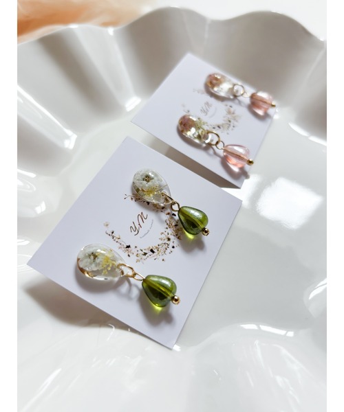 tone(トーン)の「【YM】チェコガラスビーズ ドロップ×花レジン 小ぶりピアス(MA)(ピアス(両耳用)・レディース・グリーン/ピンク・FREE)」の4枚目の写真