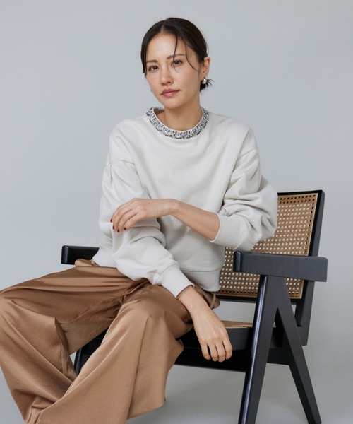 LE SOUK(ルスーク)の「ビジュー衿裏毛プルオーバー(スウェット・レディース・グレイッシュベージュ/スミクロ・フリー)」の1枚目の写真
