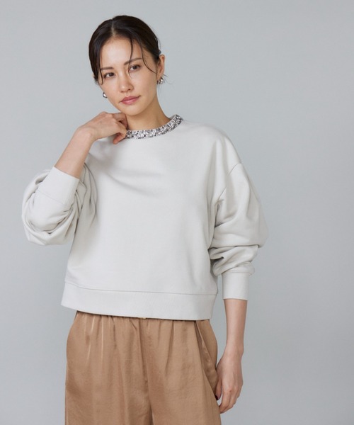 LE SOUK(ルスーク)の「ビジュー衿裏毛プルオーバー(スウェット・レディース・グレイッシュベージュ/スミクロ・フリー)」の3枚目の写真
