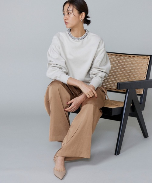 LE SOUK(ルスーク)の「ビジュー衿裏毛プルオーバー(スウェット・レディース・グレイッシュベージュ/スミクロ・フリー)」の4枚目の写真