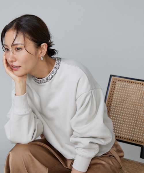 LE SOUK(ルスーク)の「ビジュー衿裏毛プルオーバー(スウェット・レディース・グレイッシュベージュ/スミクロ・フリー)」の5枚目の写真