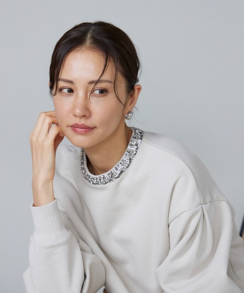 LE SOUK(ルスーク)の「ビジュー衿裏毛プルオーバー(スウェット・レディース・グレイッシュベージュ/スミクロ・フリー)」の6枚目の写真