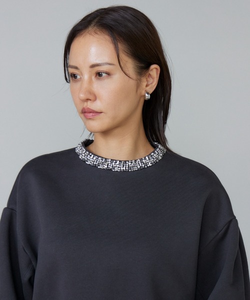 LE SOUK(ルスーク)の「ビジュー衿裏毛プルオーバー(スウェット・レディース・グレイッシュベージュ/スミクロ・フリー)」の9枚目の写真