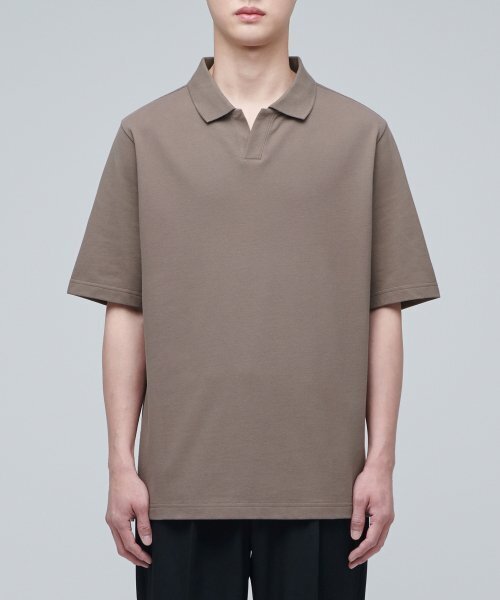 MUSINSA STANDARD（ムシンサスタンダード）の「スリットネックピケタートルネックシャツ[MOCA]（ポロシャツ・メンズ・その他・SMALL/MEDIUM/LARGE/X-LARGE/XX-LARGE）」の2枚目の写真