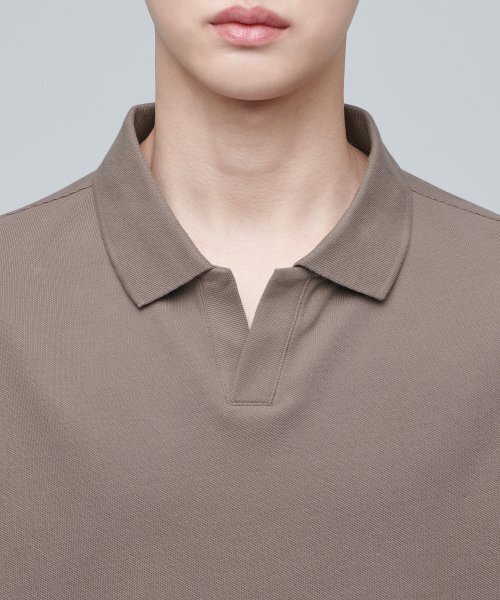 MUSINSA STANDARD（ムシンサスタンダード）の「スリットネックピケタートルネックシャツ[MOCA]（ポロシャツ・メンズ・その他・SMALL/MEDIUM/LARGE/X-LARGE/XX-LARGE）」の4枚目の写真