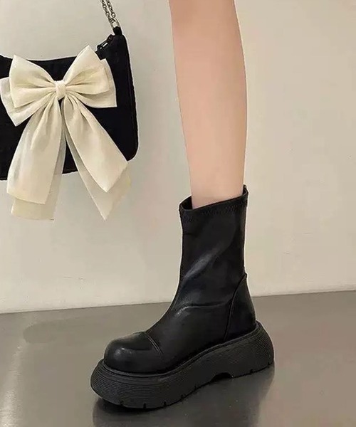 shoes365（シューズスリーシックスファイヴ）の「厚底ショートブーツ（ブーツ・レディース・ブラック/ホワイト・23.0cm/23.5cm/24.0cm/24.5cm/25.0cm）」の4枚目の写真