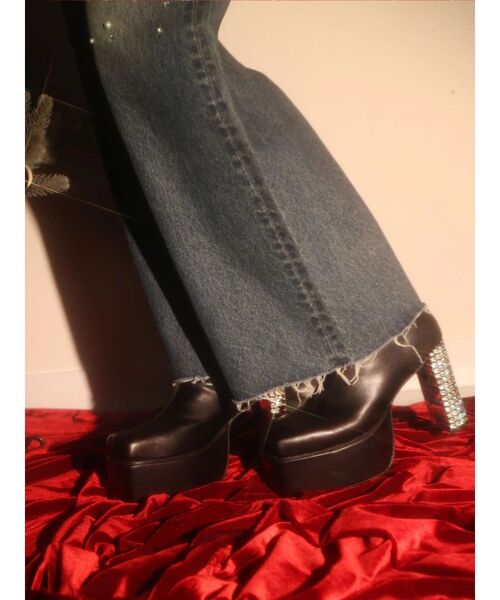 EVRIS（エヴリス）の「グリッターチャンキーヒールショートブーツ（ブーツ・レディース・シルバー/ブラック・MEDIUM/SMALL/LARGE）」の4枚目の写真