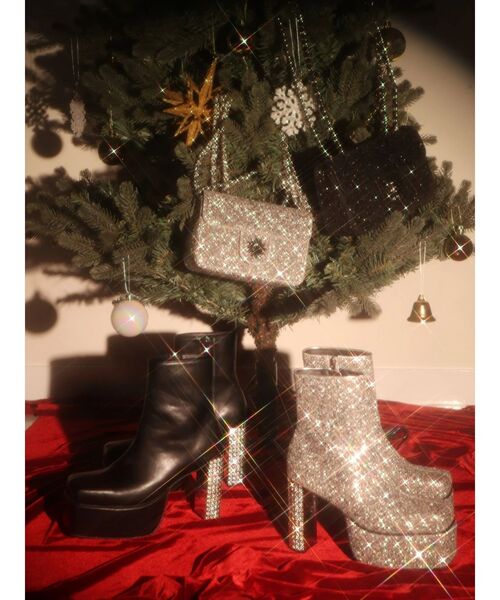 EVRIS（エヴリス）の「グリッターチャンキーヒールショートブーツ（ブーツ・レディース・シルバー/ブラック・MEDIUM/SMALL/LARGE）」の7枚目の写真