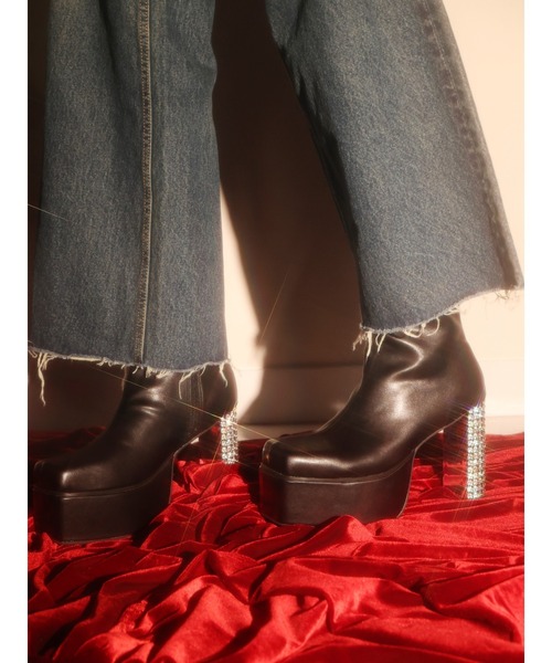 EVRIS（エヴリス）の「グリッターチャンキーヒールショートブーツ（ブーツ・レディース・シルバー/ブラック・MEDIUM/SMALL/LARGE）」の2枚目の写真