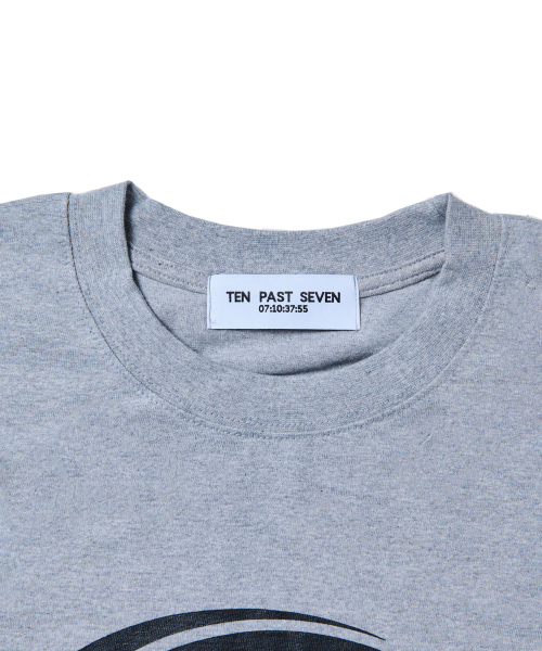 TEN PAST SEVEN(テン ファスト セブン)の「ロゴプリントTシャツ - グレー(Tシャツ/カットソー・メンズ・その他・SMALL/MEDIUM/LARGE)」の3枚目の写真