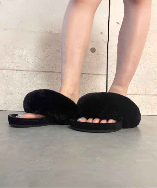 Jeffrey Campbell(ジェフリーキャンベル)の「フェイクファーサンダル(サンダル・レディース・ブラック・36/37/38/39)」の5枚目の写真