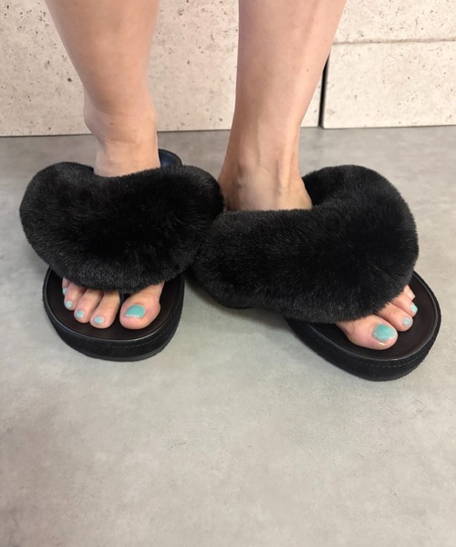 Jeffrey Campbell(ジェフリーキャンベル)の「フェイクファーサンダル(サンダル・レディース・ブラック・36/37/38/39)」の4枚目の写真