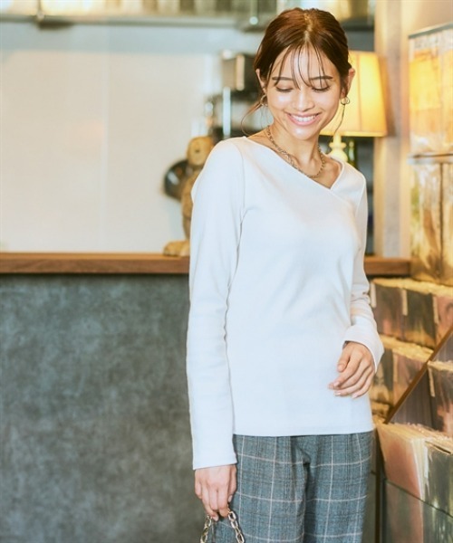 nissen(ニッセン)の「綿混アシンメトリーカットソートップス<大きいサイズ有>(Tシャツ/カットソー・レディース・ボルドー/ブラック/グレイッシュブルー/杢グレー/アイボリー・L/LL/M/S/3L)」の9枚目の写真