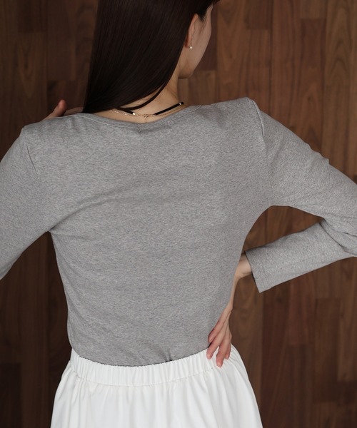J by blue(ジェイバイブルー)の「ボートネックTシャツ(Tシャツ/カットソー・レディース・アイボリー/グレー/ブラック・MEDIUM)」の9枚目の写真