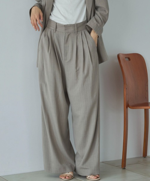 Doux archives（ドゥアルシーヴ）の「ストライプ３タックワイドパンツ（その他パンツ・レディース・ベージュ/チャコールグレー・SMALL/MEDIUM）」の2枚目の写真