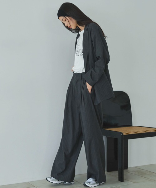 Doux archives（ドゥアルシーヴ）の「ストライプ３タックワイドパンツ（その他パンツ・レディース・ベージュ/チャコールグレー・SMALL/MEDIUM）」の3枚目の写真