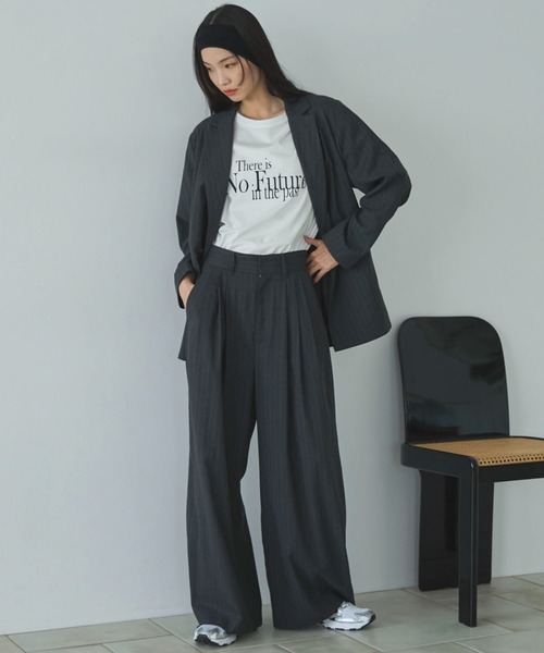 Doux archives（ドゥアルシーヴ）の「ストライプ３タックワイドパンツ（その他パンツ・レディース・ベージュ/チャコールグレー・SMALL/MEDIUM）」の4枚目の写真