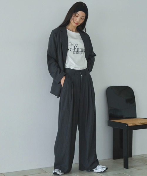Doux archives（ドゥアルシーヴ）の「ストライプ３タックワイドパンツ（その他パンツ・レディース・ベージュ/チャコールグレー・SMALL/MEDIUM）」の5枚目の写真