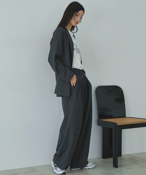 Doux archives（ドゥアルシーヴ）の「ストライプ３タックワイドパンツ（その他パンツ・レディース・ベージュ/チャコールグレー・SMALL/MEDIUM）」の7枚目の写真