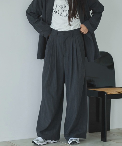 Doux archives（ドゥアルシーヴ）の「ストライプ３タックワイドパンツ（その他パンツ・レディース・ベージュ/チャコールグレー・SMALL/MEDIUM）」の10枚目の写真