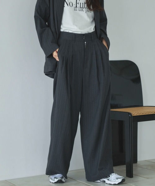 Doux archives（ドゥアルシーヴ）の「ストライプ３タックワイドパンツ（その他パンツ・レディース・ベージュ/チャコールグレー・SMALL/MEDIUM）」の11枚目の写真