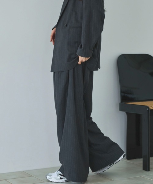 Doux archives（ドゥアルシーヴ）の「ストライプ３タックワイドパンツ（その他パンツ・レディース・ベージュ/チャコールグレー・SMALL/MEDIUM）」の13枚目の写真